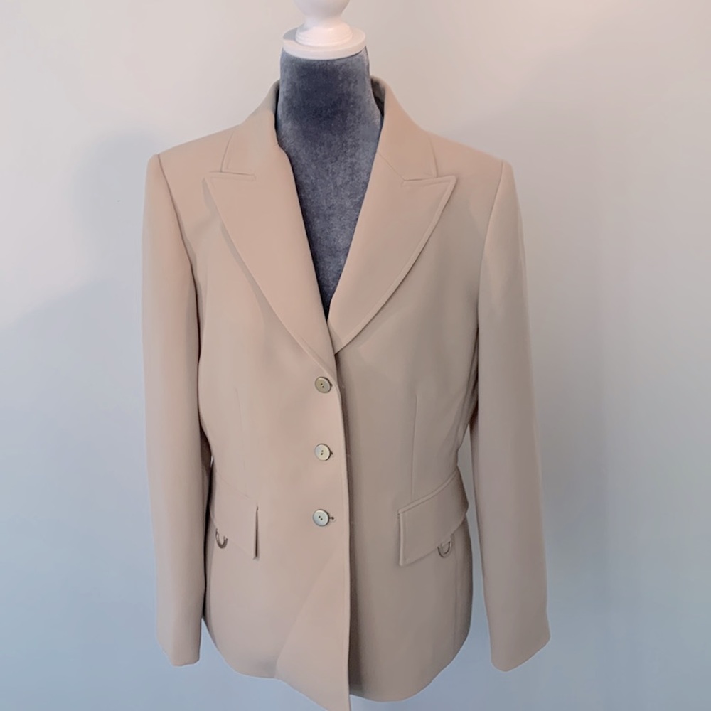 Tahari Arthur S. Levine Petite pants suit. Size 10 P, color light tan.